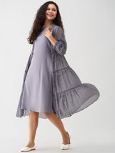 Tunique à col bateau en crêpe de mousseline grise à pois avec veste